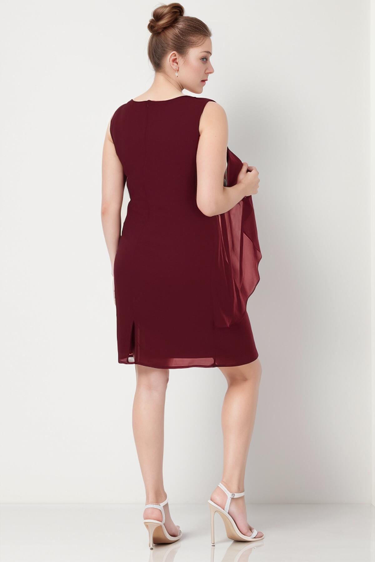 Plus - Size Korte Chiffonjurk Met Collierhalslijn — Bordeaux