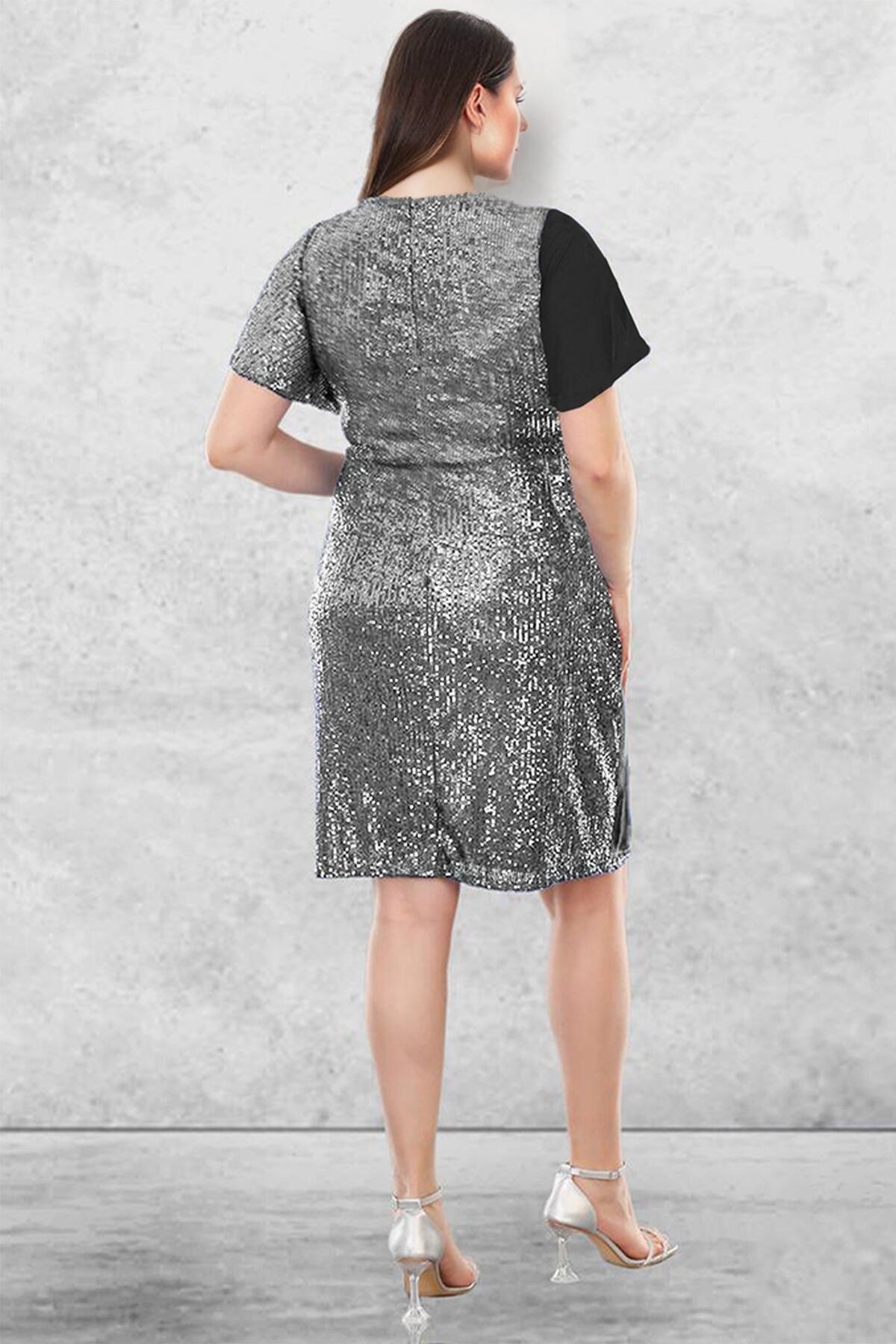 Midikleid In Großen Größen Mit Taillenbrosche — Silber