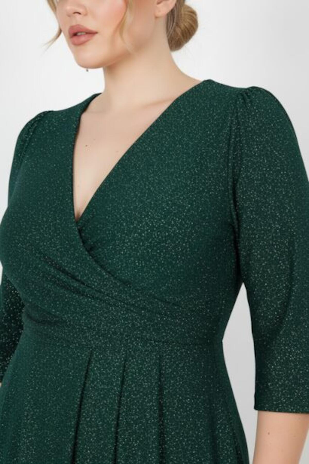 Avondjurk In Grote Maten Met Elleboogmouwen En Glitter — Smaragd
