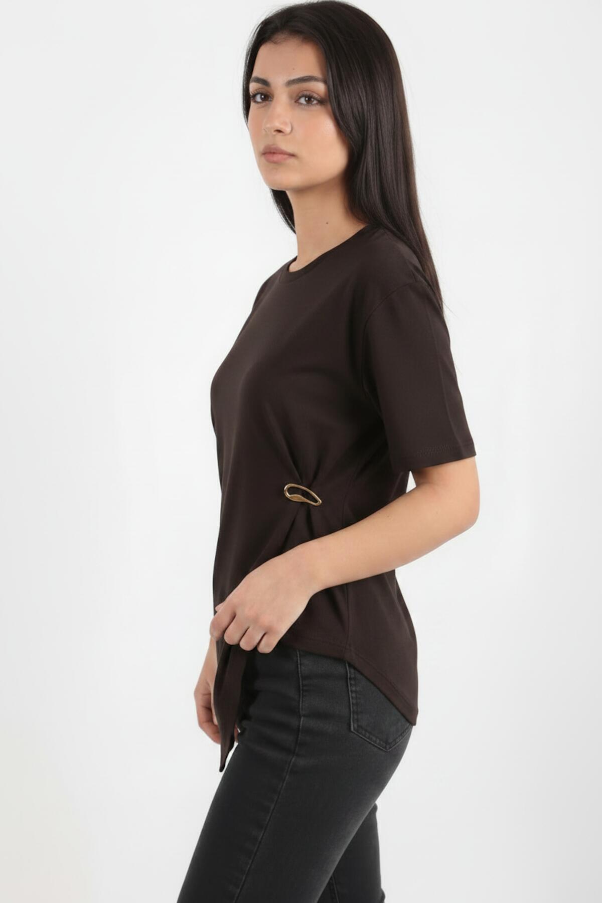 Bruine Blouse Met Accessoire - Detail