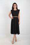 Robe Noire À Épaules Rembourrées Et Taille Fine Élastiquée