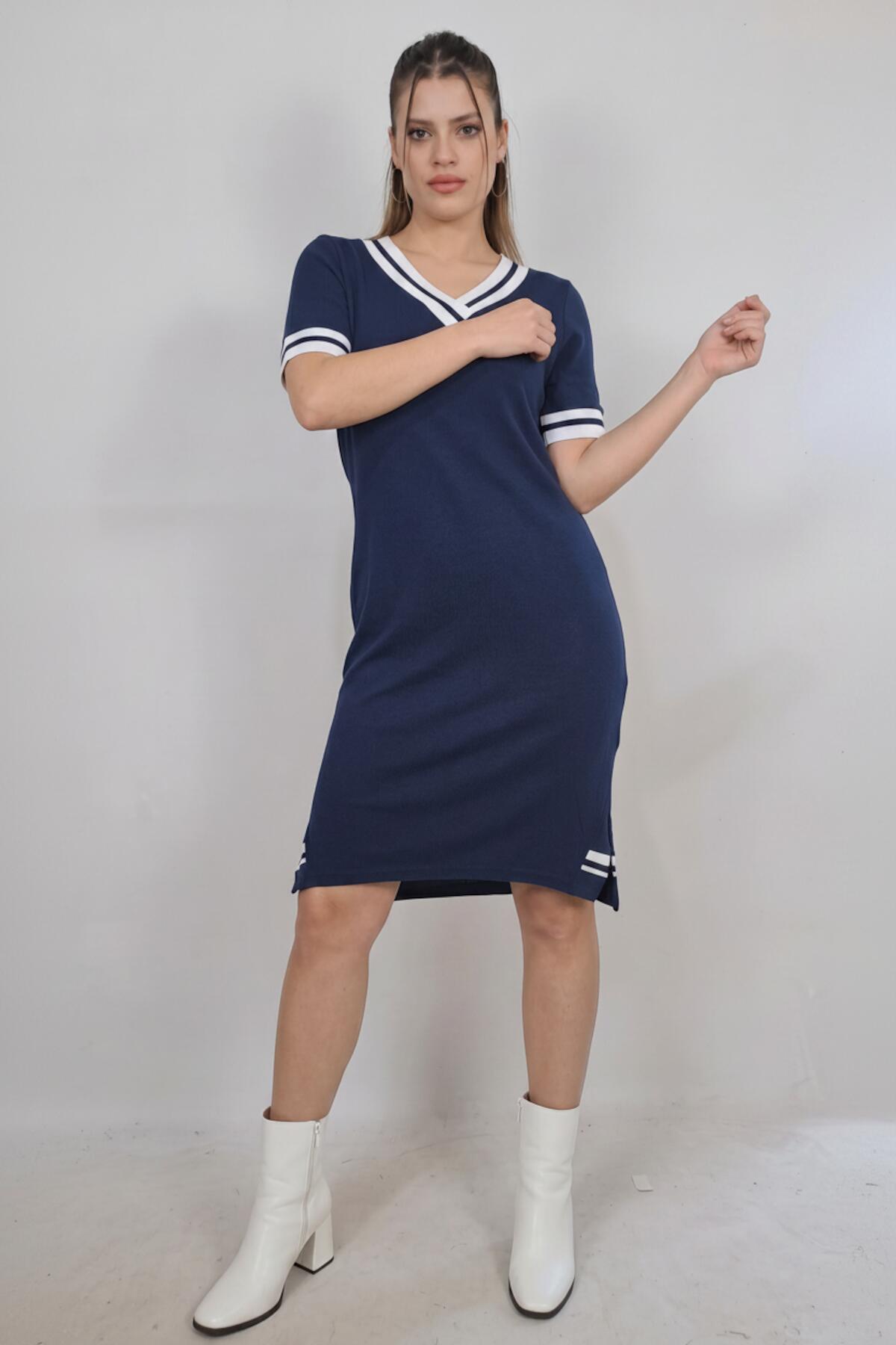 Plus‑Size V‑Hals Jurk Met Streepdetail — Donkerblauw