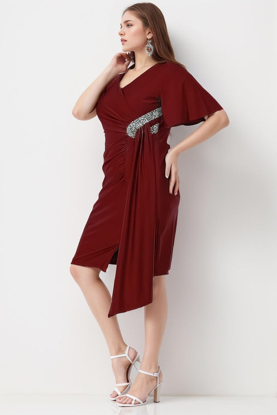 Plus - Size Satijnen Korte Jurk Met Steendetails — Bordeaux