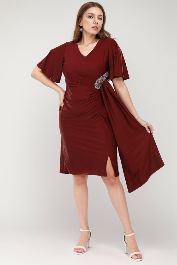 Plus - Size Satijnen Korte Jurk Met Steendetails — Bordeaux