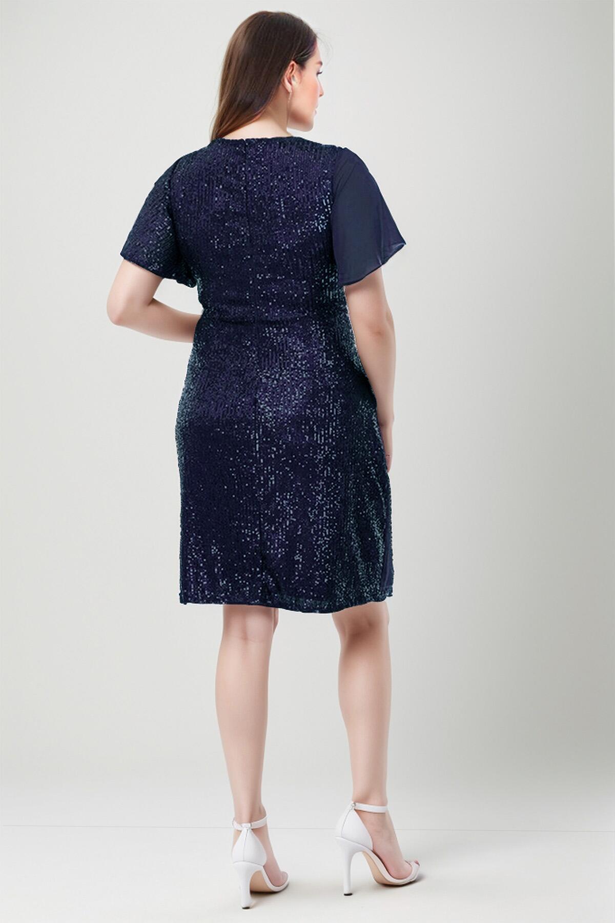 Plus‑Size Midi - Jurk Met Taillebroche — Marineblauw