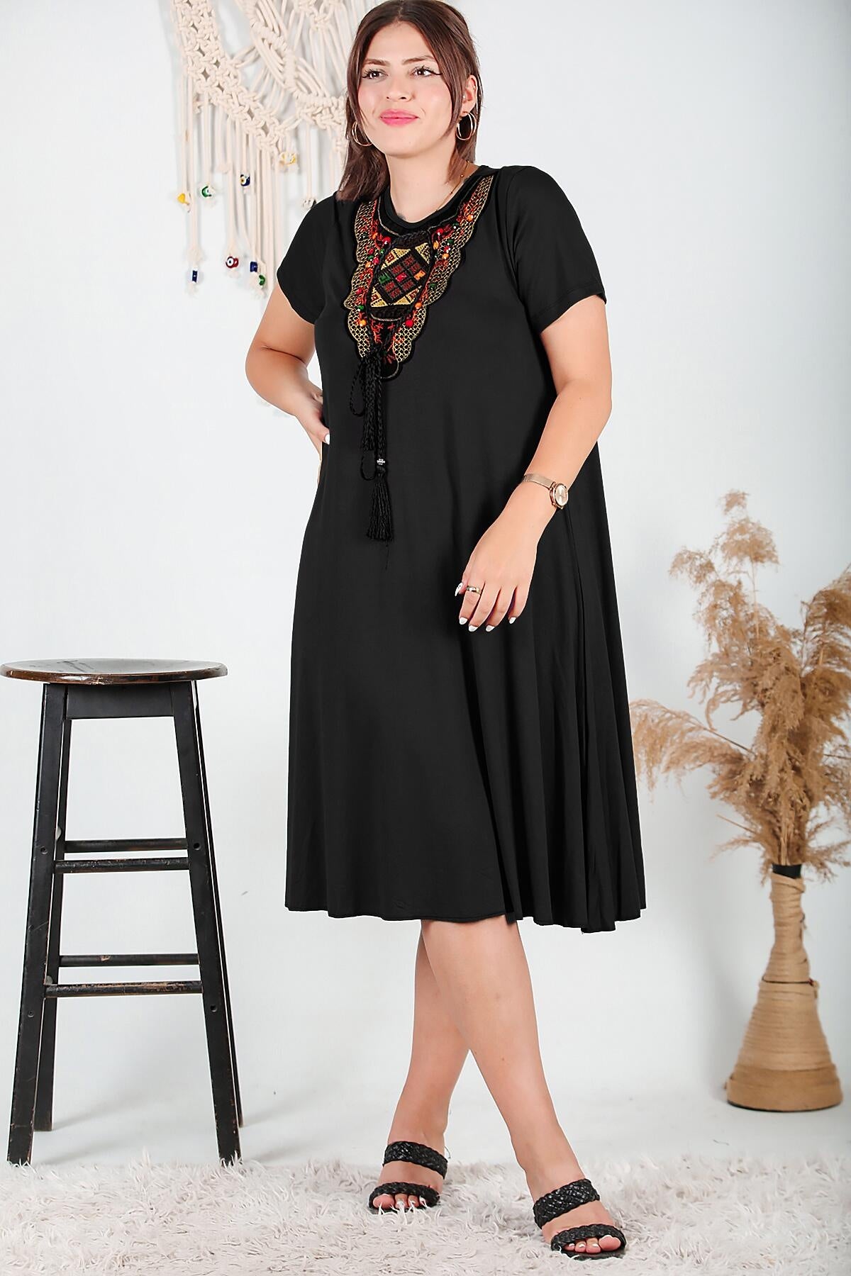 Plus - Size Jurk Met Authentieke Kraag — Zwart
