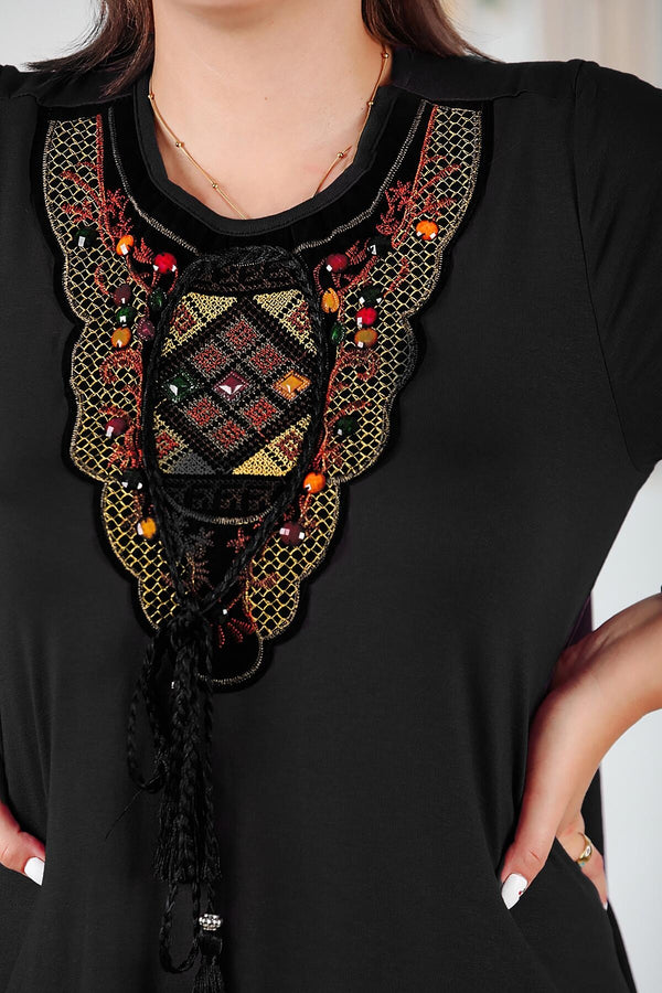 Plus - Size Jurk Met Authentieke Kraag — Zwart