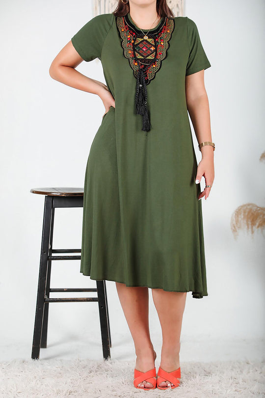Plus - Size Jurk Met Authentieke Kraag — Khaki