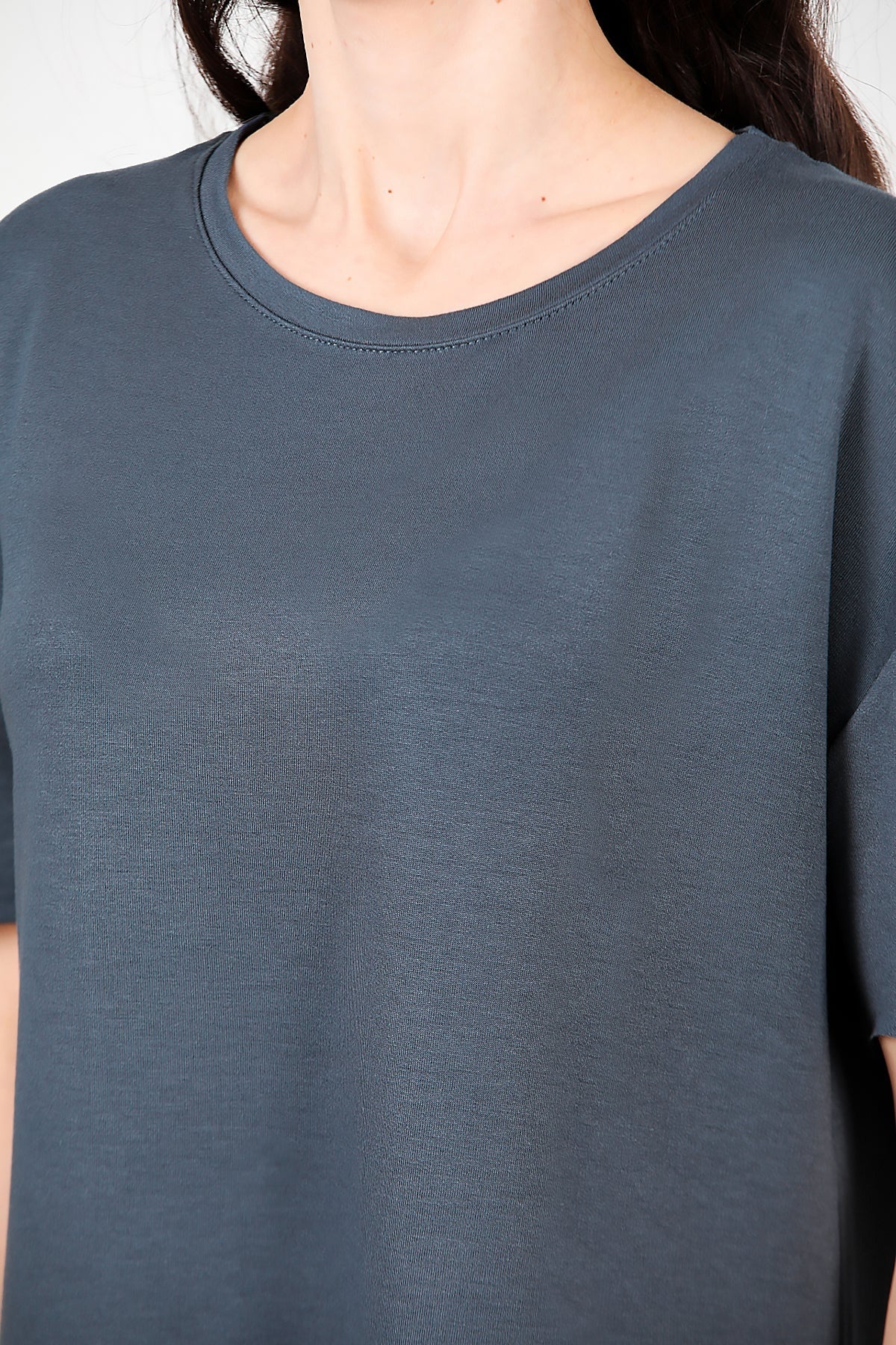 T - Shirt Met Ronde Hals En Afgeronde Zoom — Antraciet