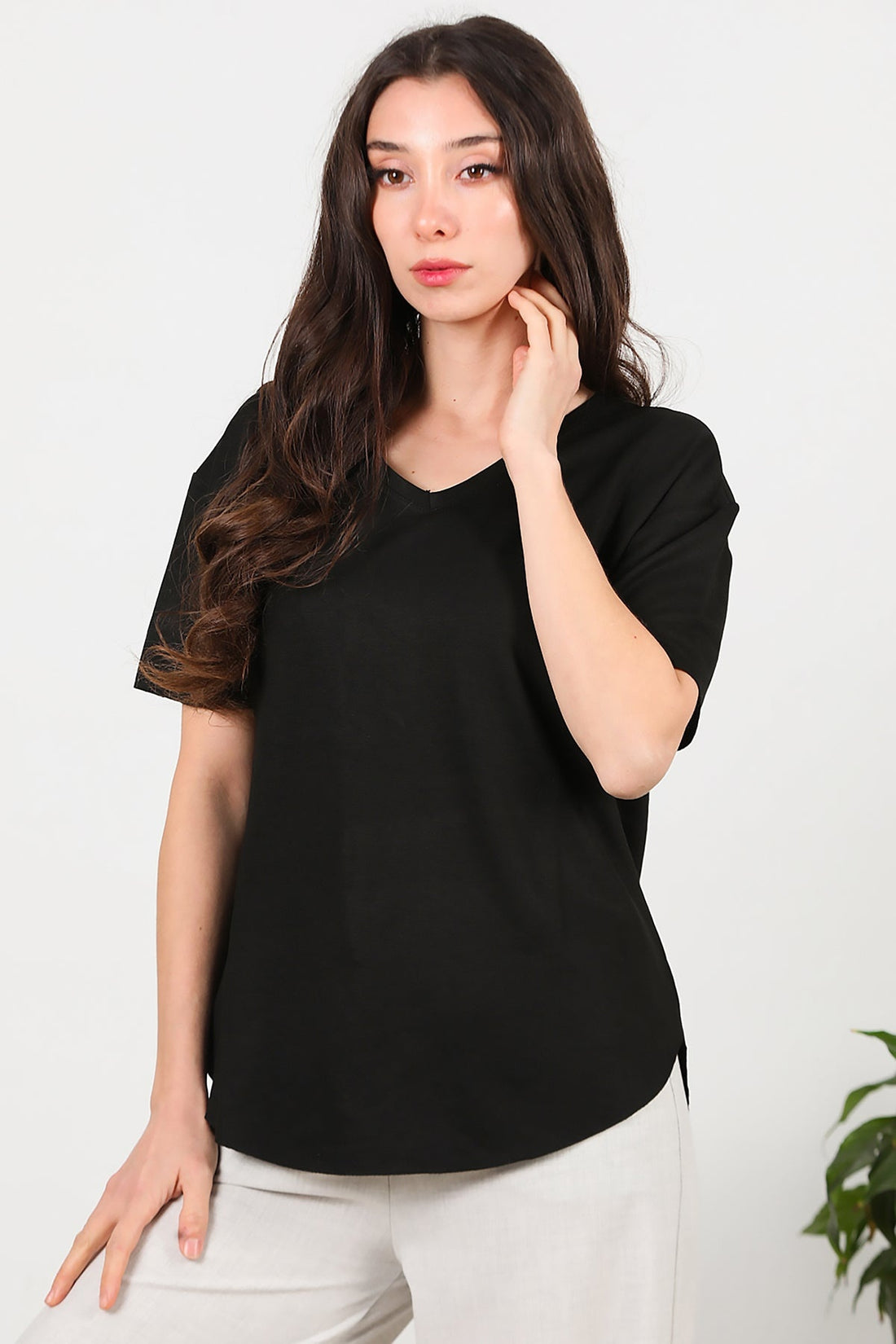 T - Shirt Col V À Ourlet Ovale — Noir