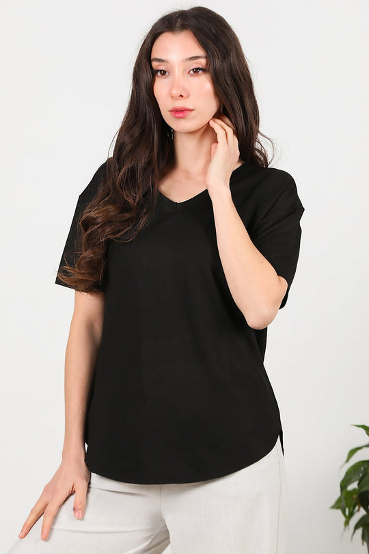 T - Shirt Met V - Hals En Ovalen Zoom — Zwart