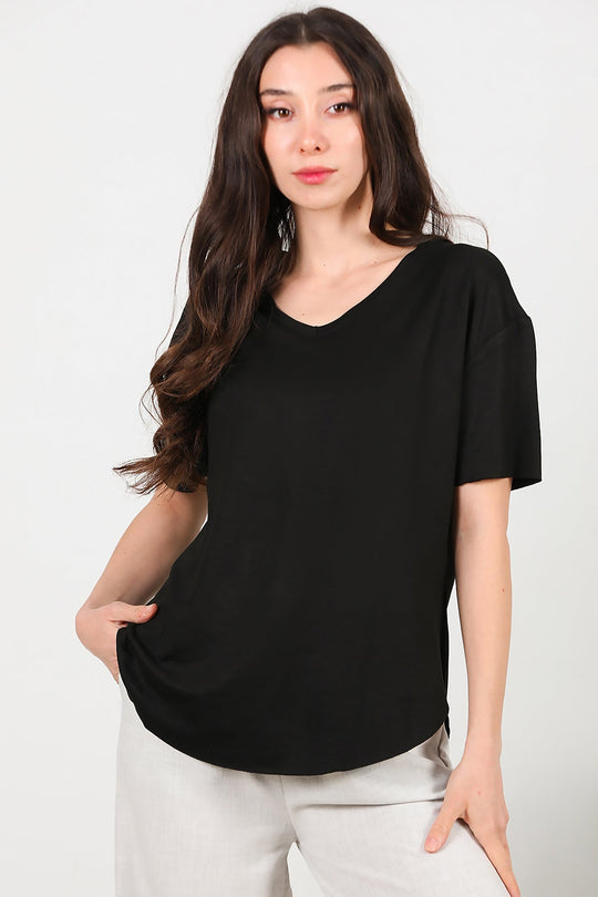 T - Shirt Met V - Hals En Ovalen Zoom — Zwart