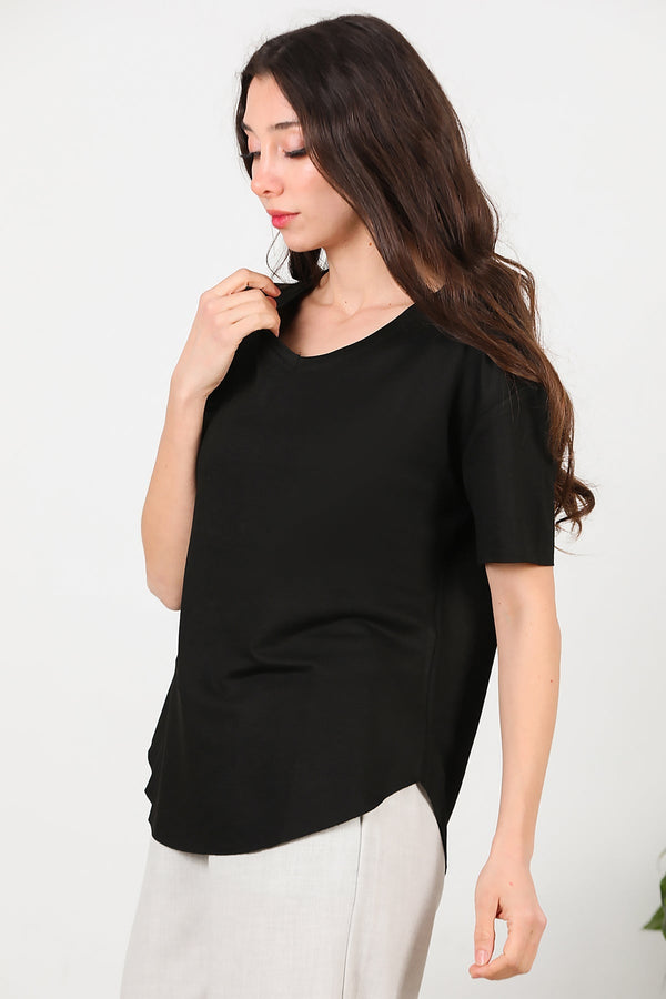 T - Shirt Met V - Hals En Ovalen Zoom — Zwart