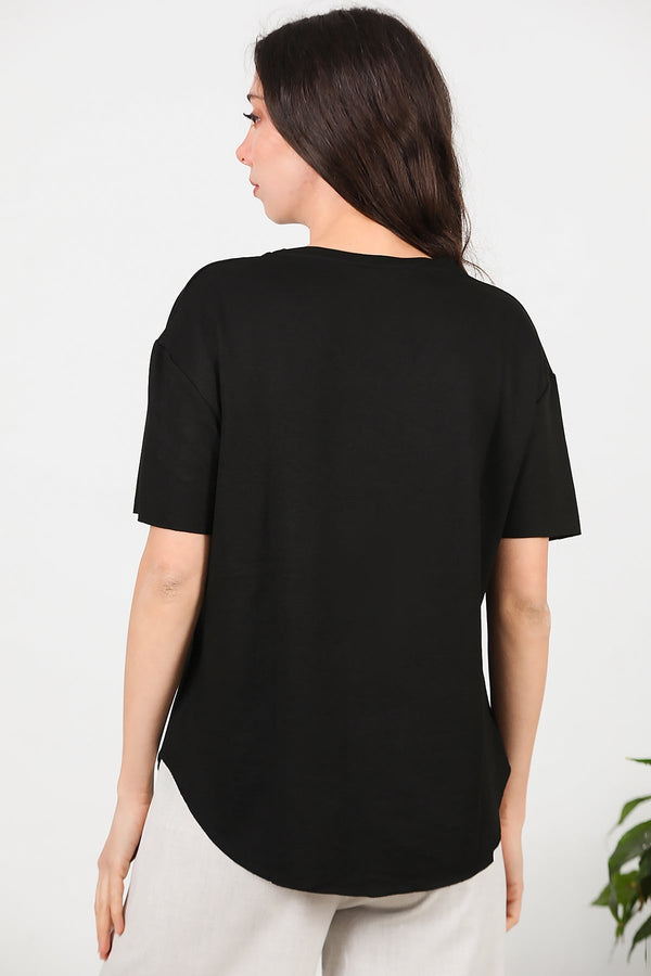 T - Shirt Met V - Hals En Ovalen Zoom — Zwart