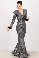 Robe De Soirée Longue À Sequins Avec Poignets Bordés De Plumes — Argenté
