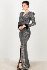 Robe De Soirée Longue À Sequins Avec Poignets Bordés De Plumes — Argenté