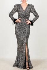 Robe De Soirée Longue À Sequins Avec Poignets Bordés De Plumes — Argenté