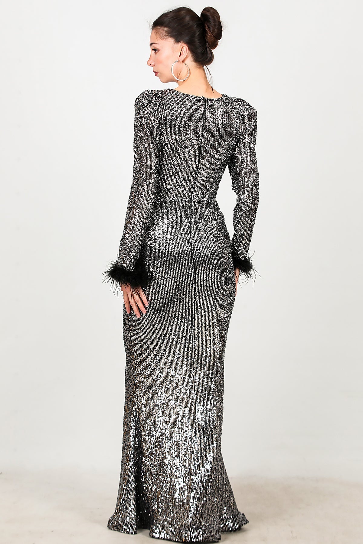 Langes Pailletten - Abendkleid Mit Fedrigen Ärmelbündchen — Silber