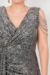Robe De Soirée Longue Grande Taille À Sequins Avec Chaîne À L'épaule — Argent