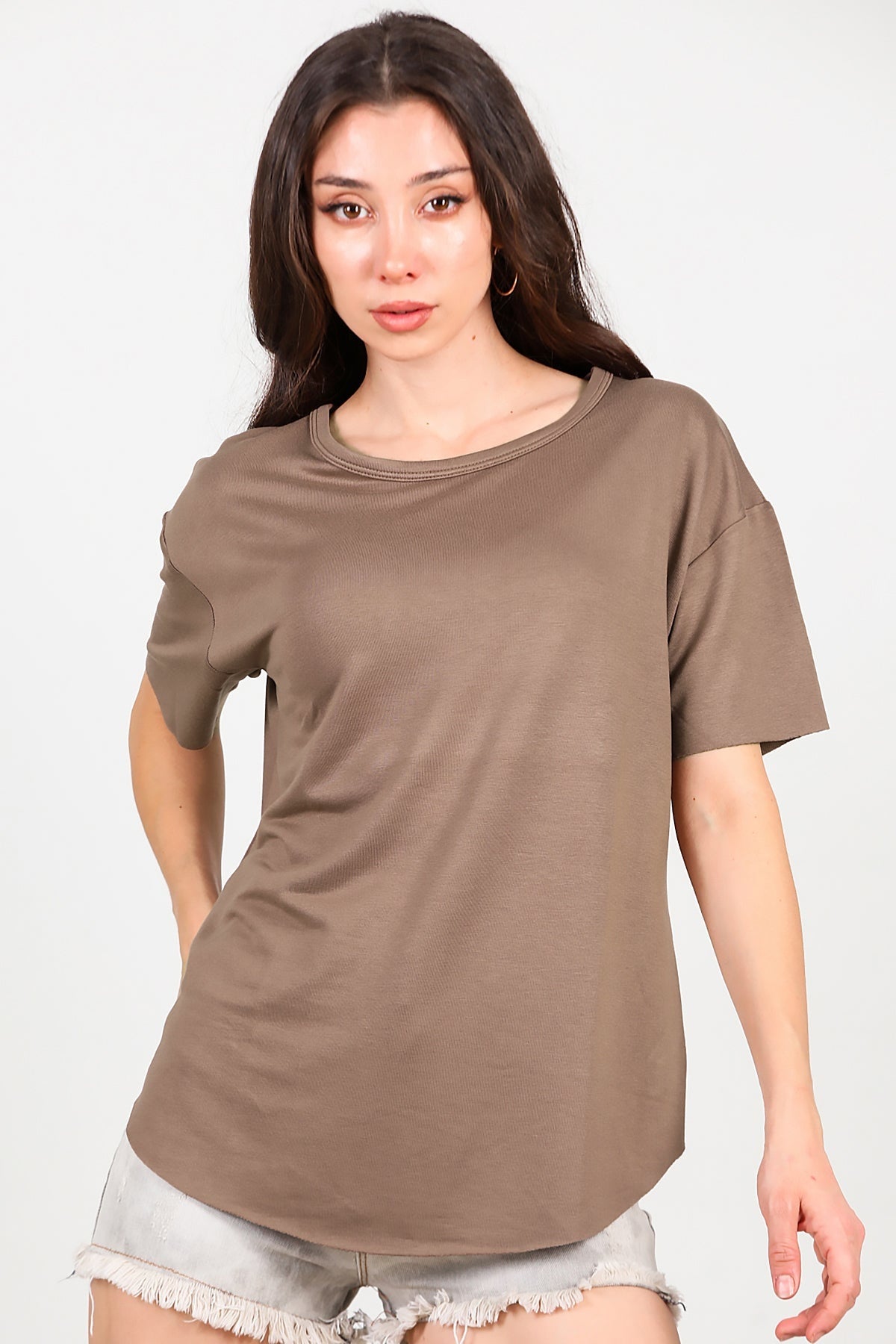 T - Shirt Met Ronde Hals En Afgeronde Zoom — Bruin