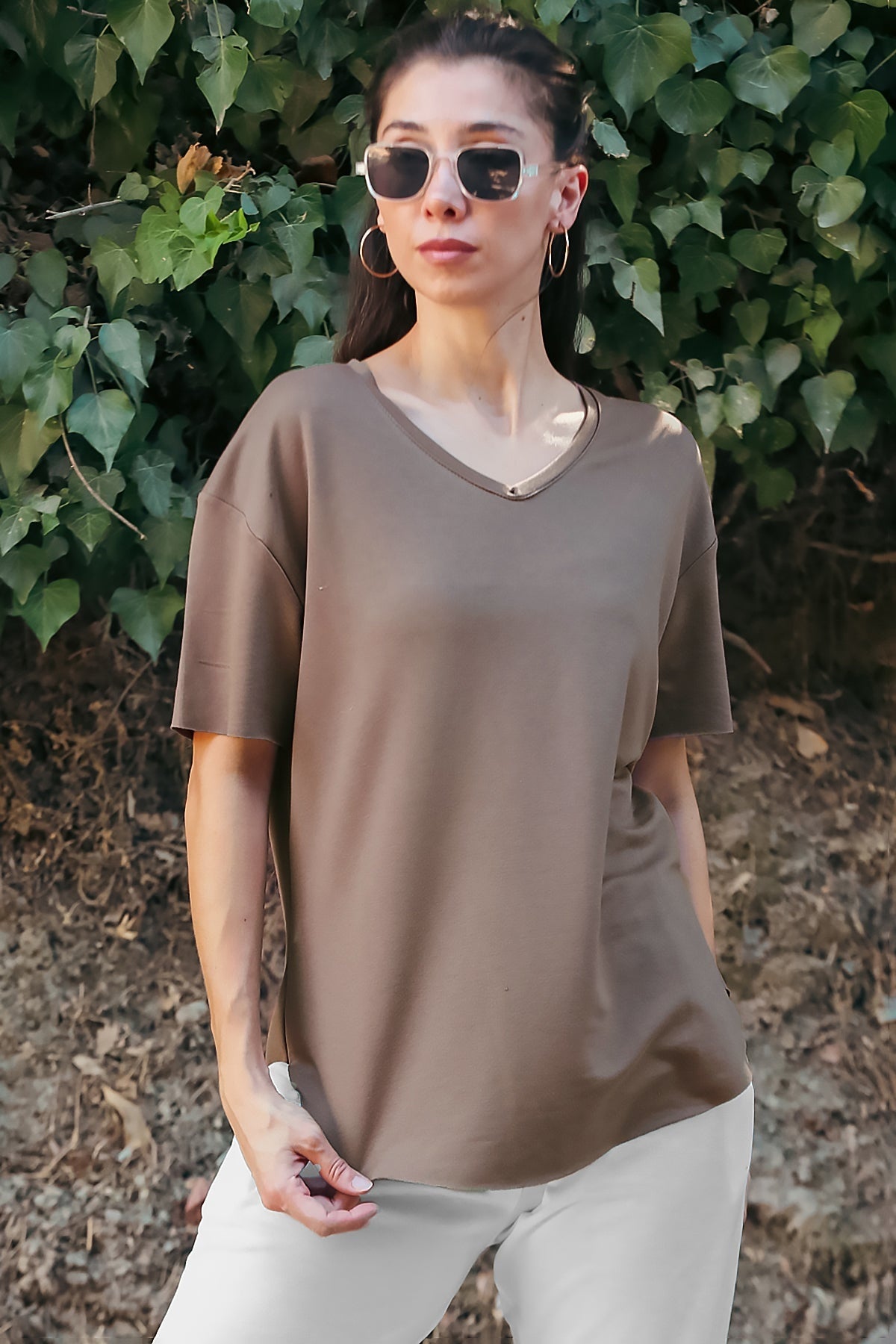 T‑Shirt Met Ovalen Zoom En V‑Hals – Bruin