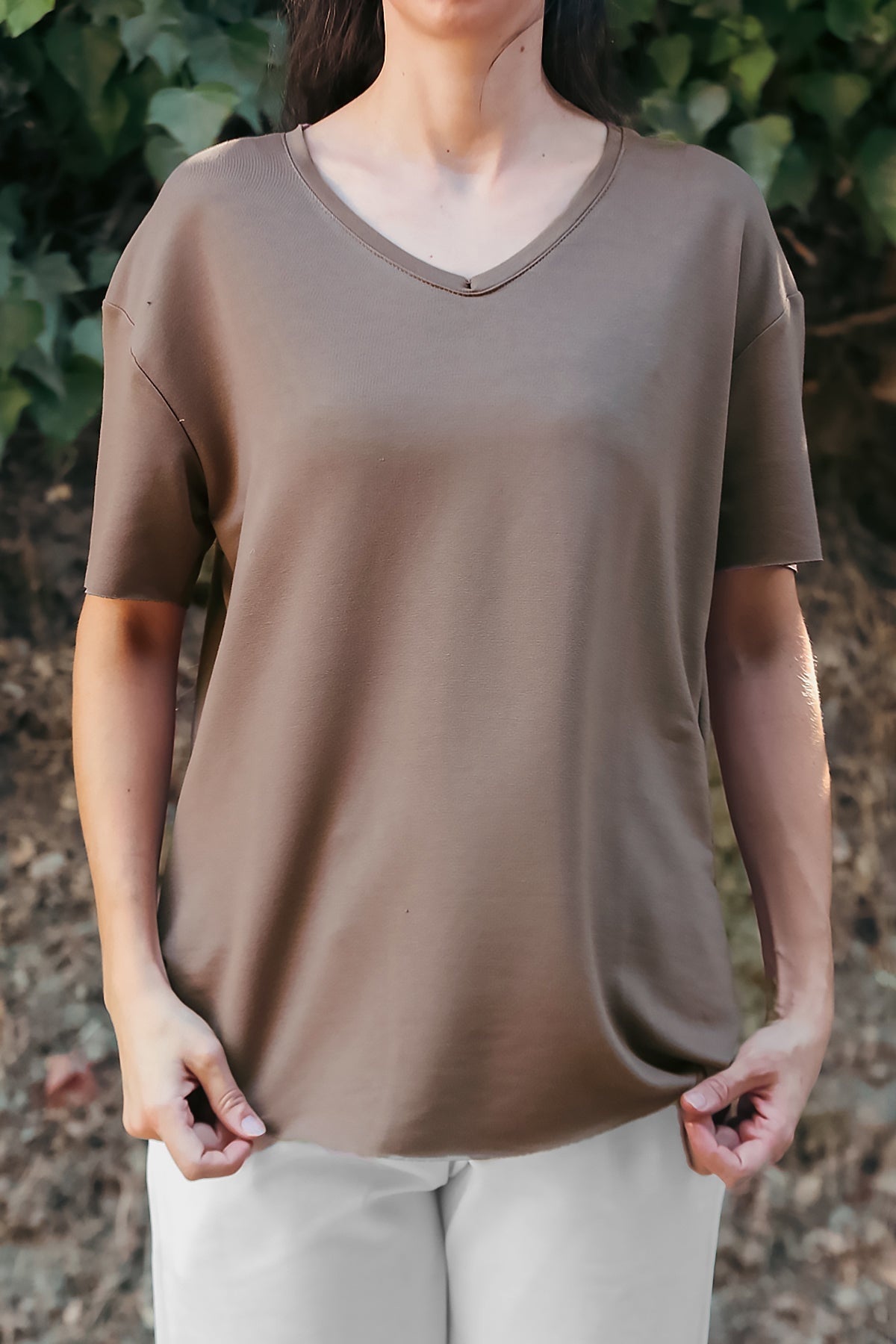 T‑Shirt Met Ovalen Zoom En V‑Hals – Bruin