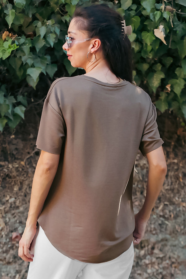 T‑Shirt Met Ovalen Zoom En V‑Hals – Bruin