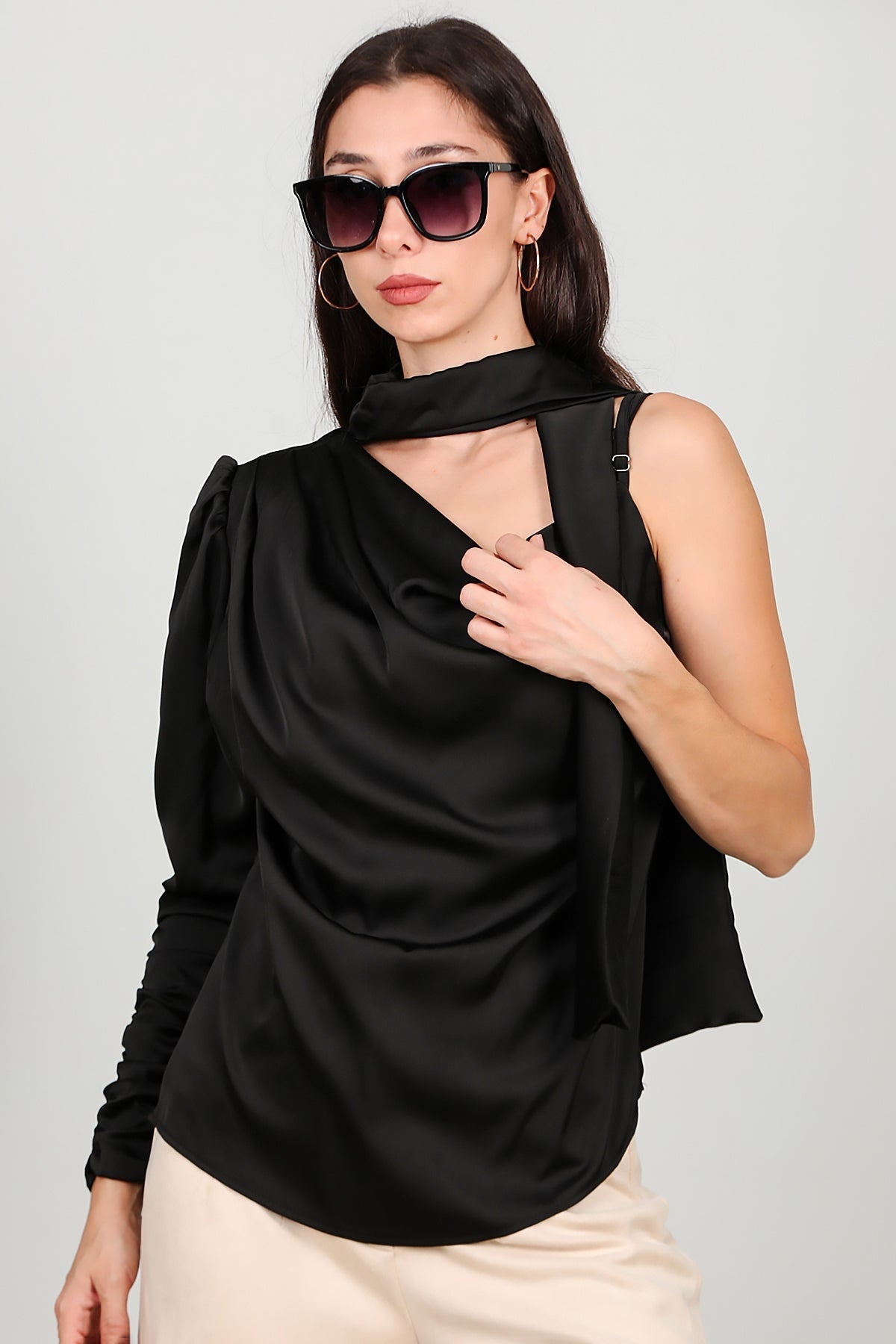 One - Shoulder Satijnen Blouse, Zwart