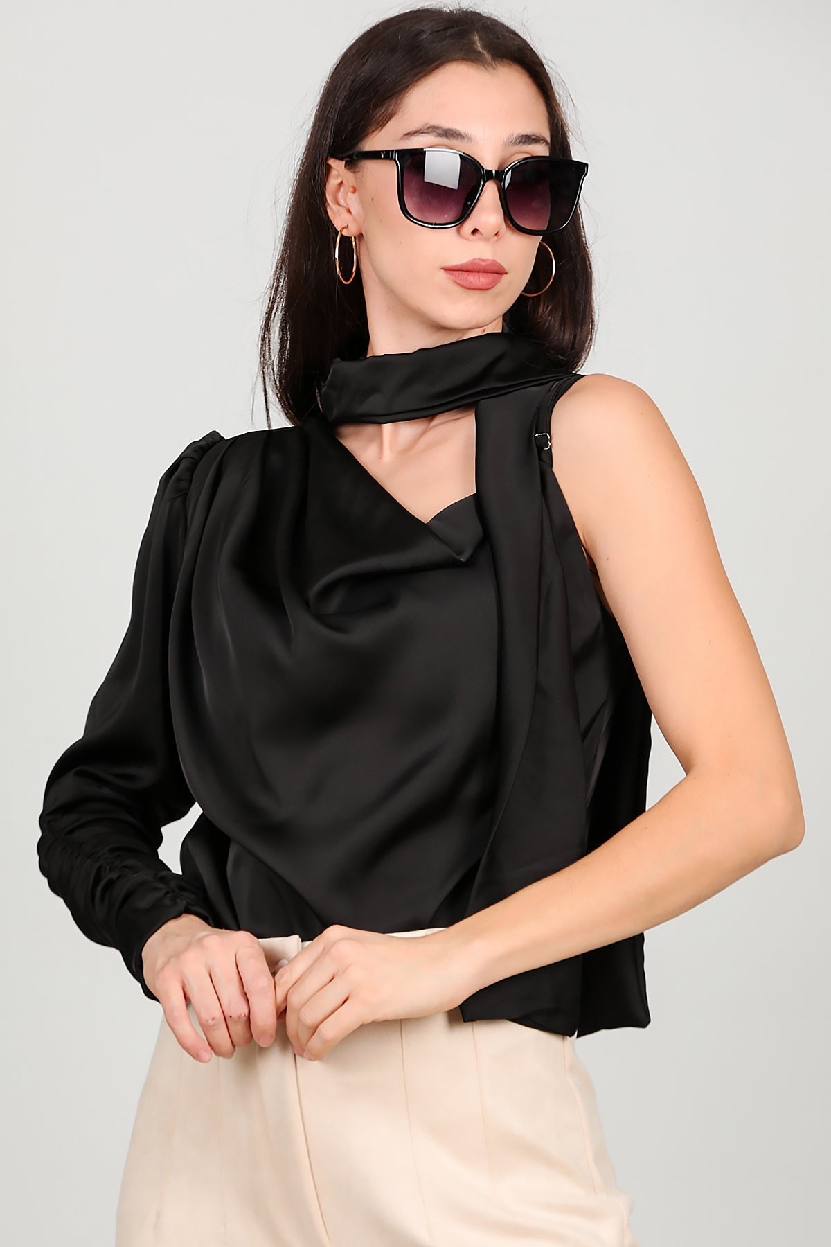 One - Shoulder Satijnen Blouse, Zwart