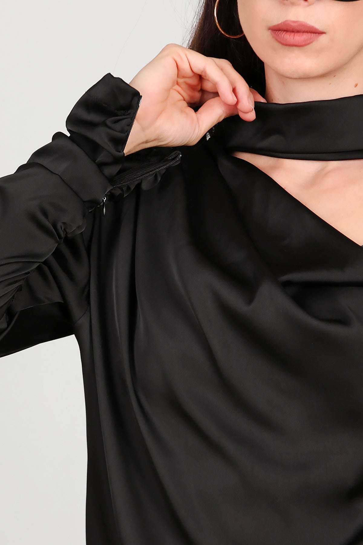 One - Shoulder Satijnen Blouse, Zwart