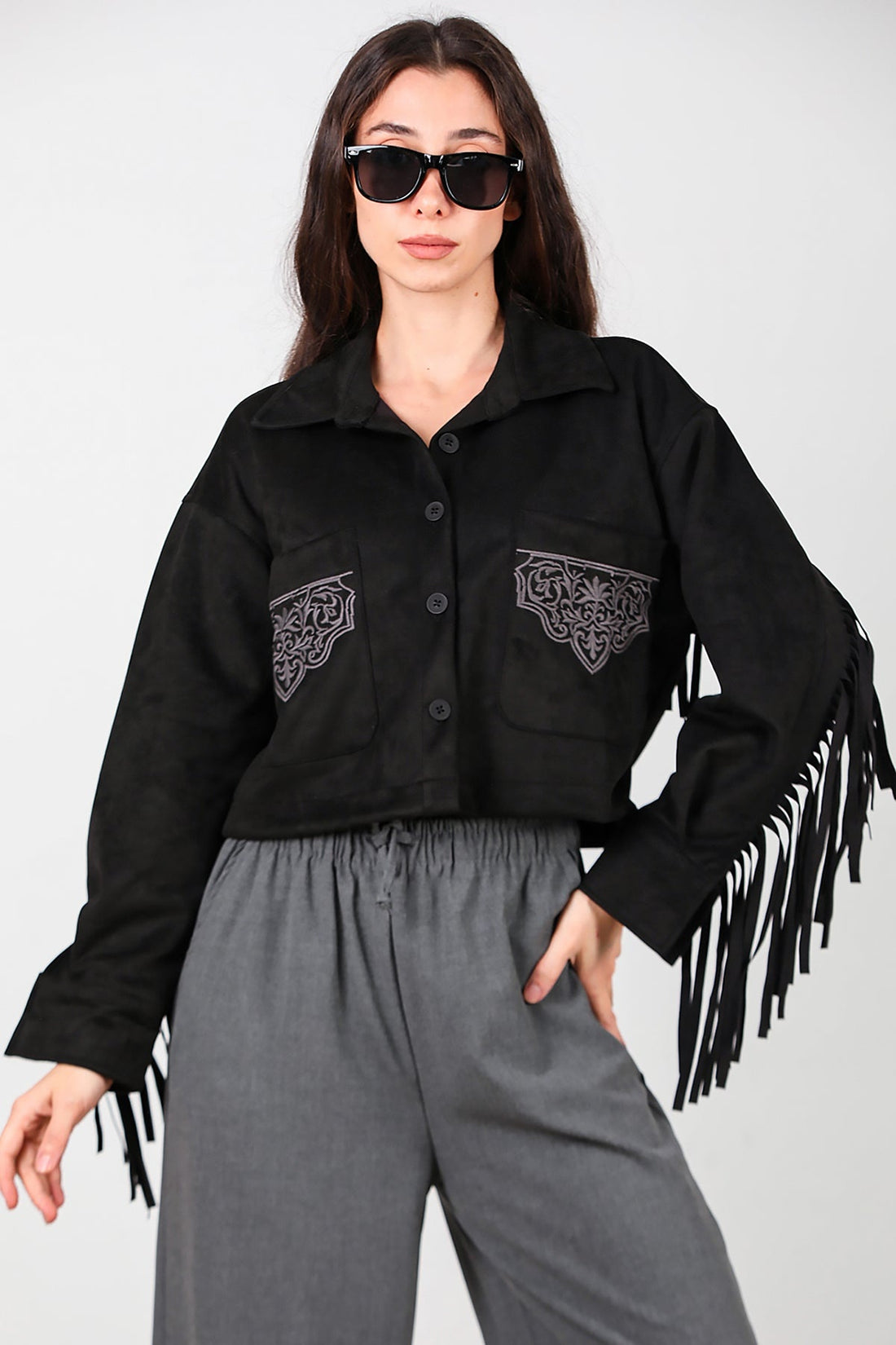 Chemise En Suède Noire Avec Poche Brodée Et Franges Au Dos