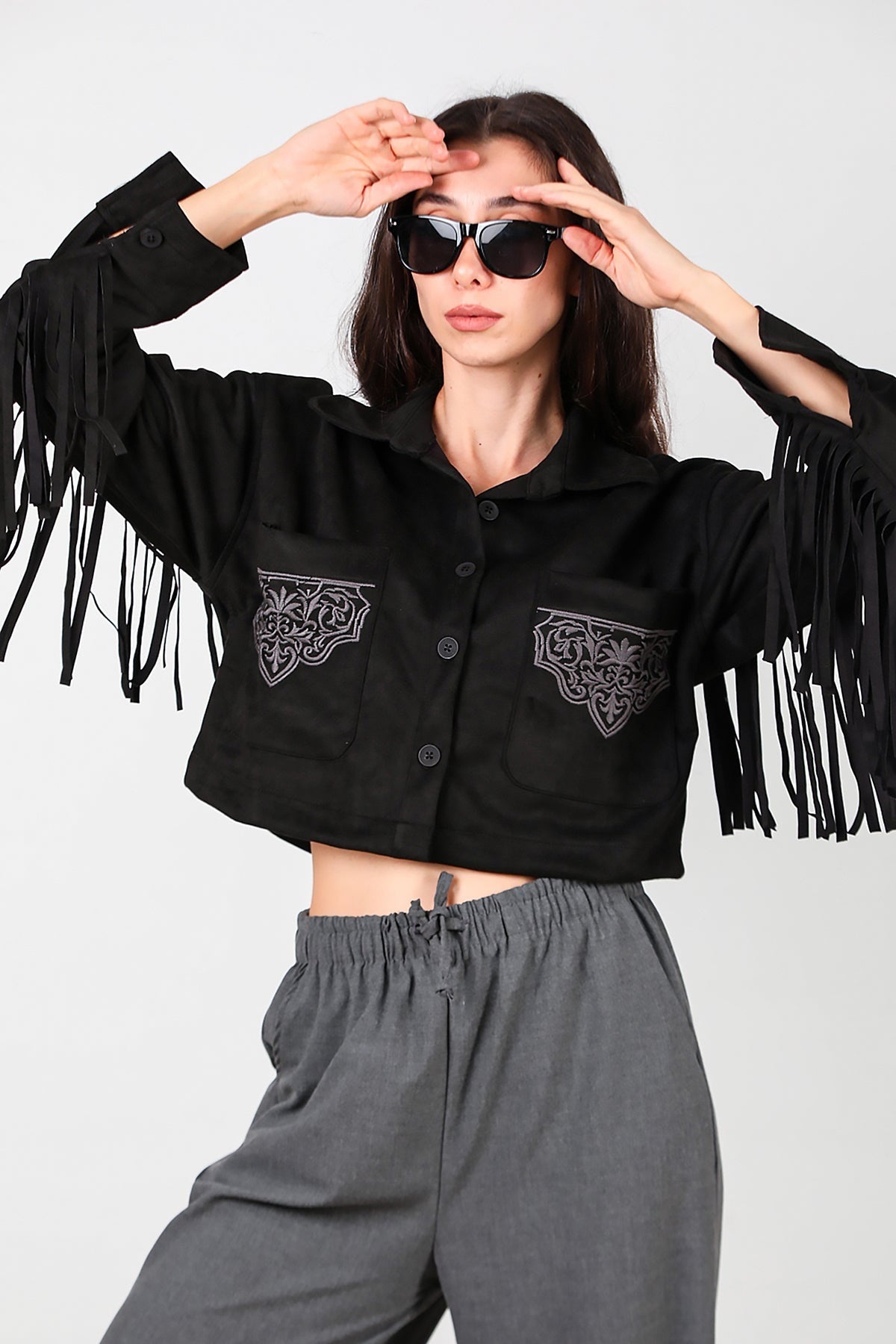 Zwarte Suède Blouse Met Geborduurde Zak En Achterfranjes