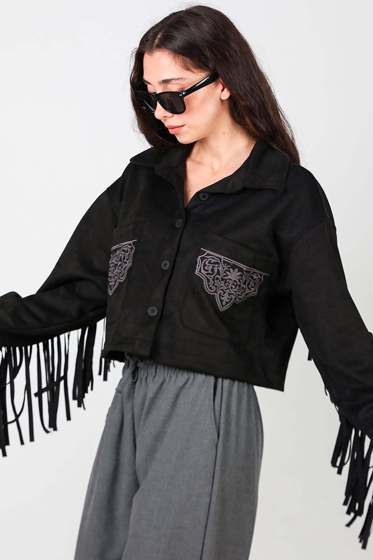 Zwarte Suède Blouse Met Geborduurde Zak En Achterfranjes