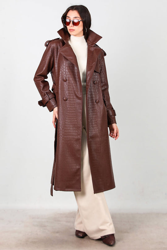 Lange Leren Jas Met Ceintuur En Krokodillenprint — Bruin