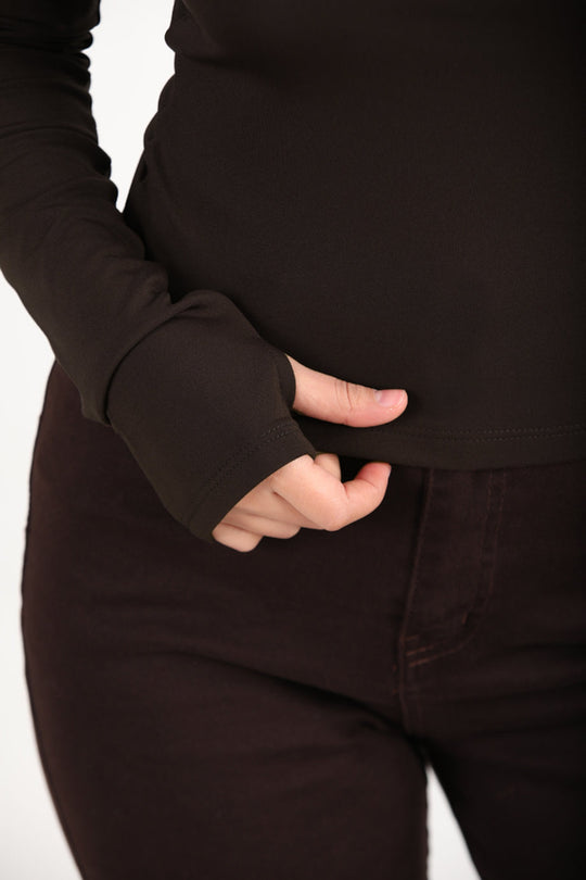 Bruine Top Met Ronde Hals En Duimgaten