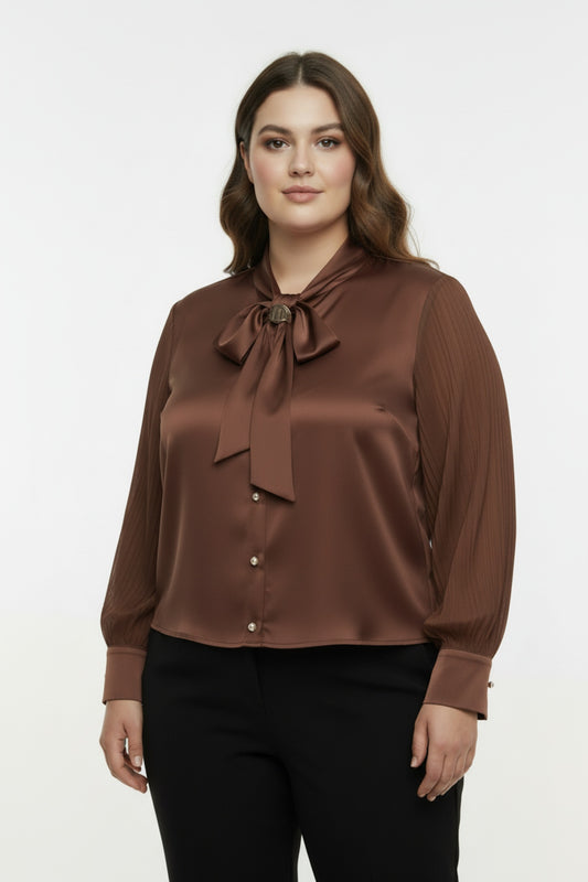 Große Größen Bluse Mit Schleifenkragen Und Knopfleiste — Braun