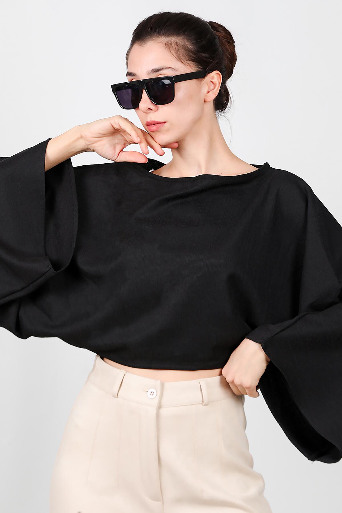 Zwarte Blouse Met Boothals En Vleermuismouwen