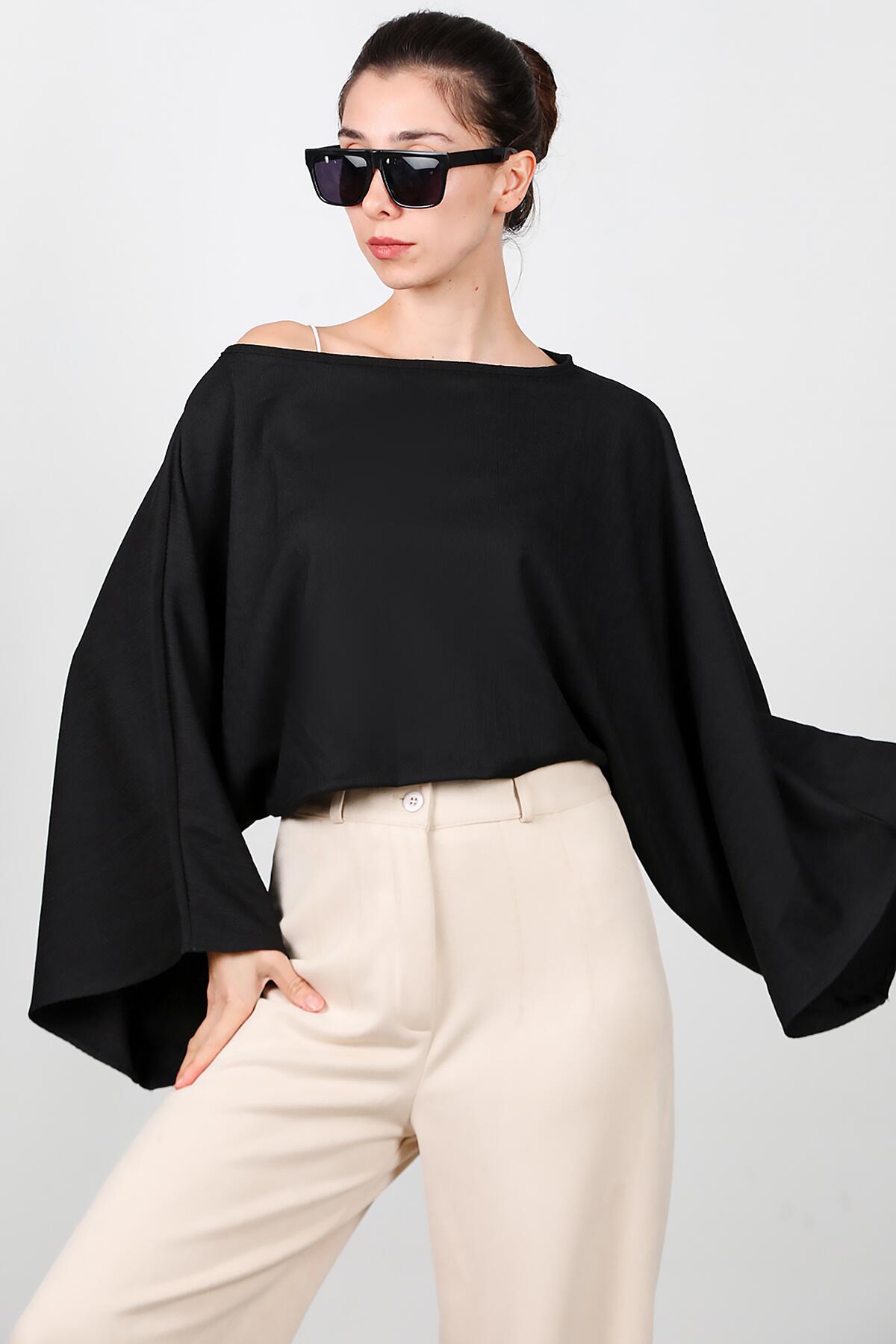 Zwarte Blouse Met Boothals En Vleermuismouwen