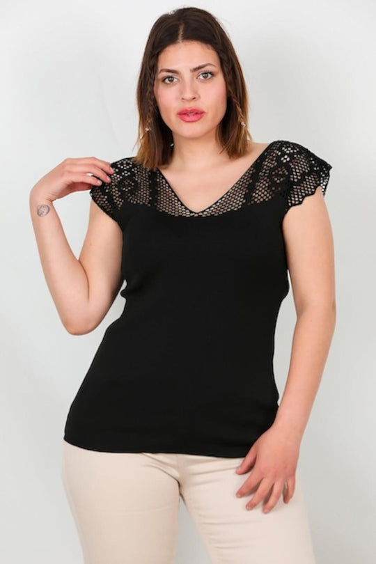 Plus - Size Gebreide Top Met Kanten - Look Op De Schouder — Zwart