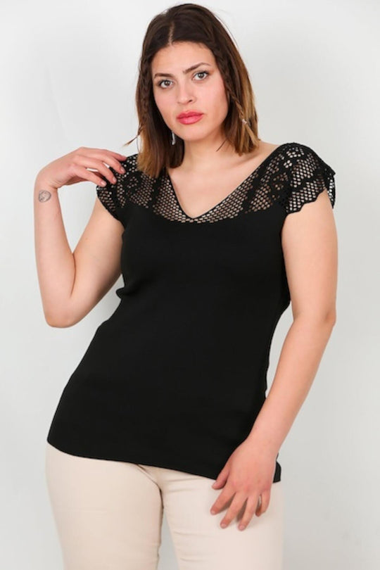 Plus - Size Gebreide Top Met Kanten - Look Op De Schouder — Zwart