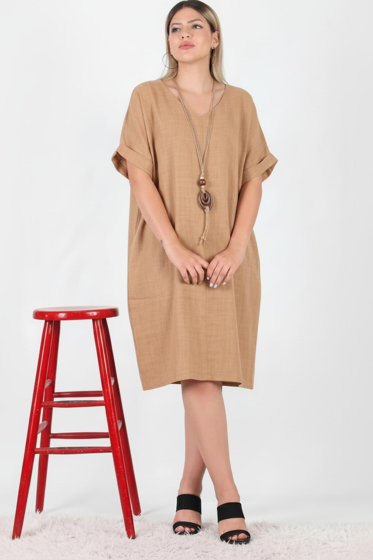 Plus - Size Jurk Met Ketting — Taupe