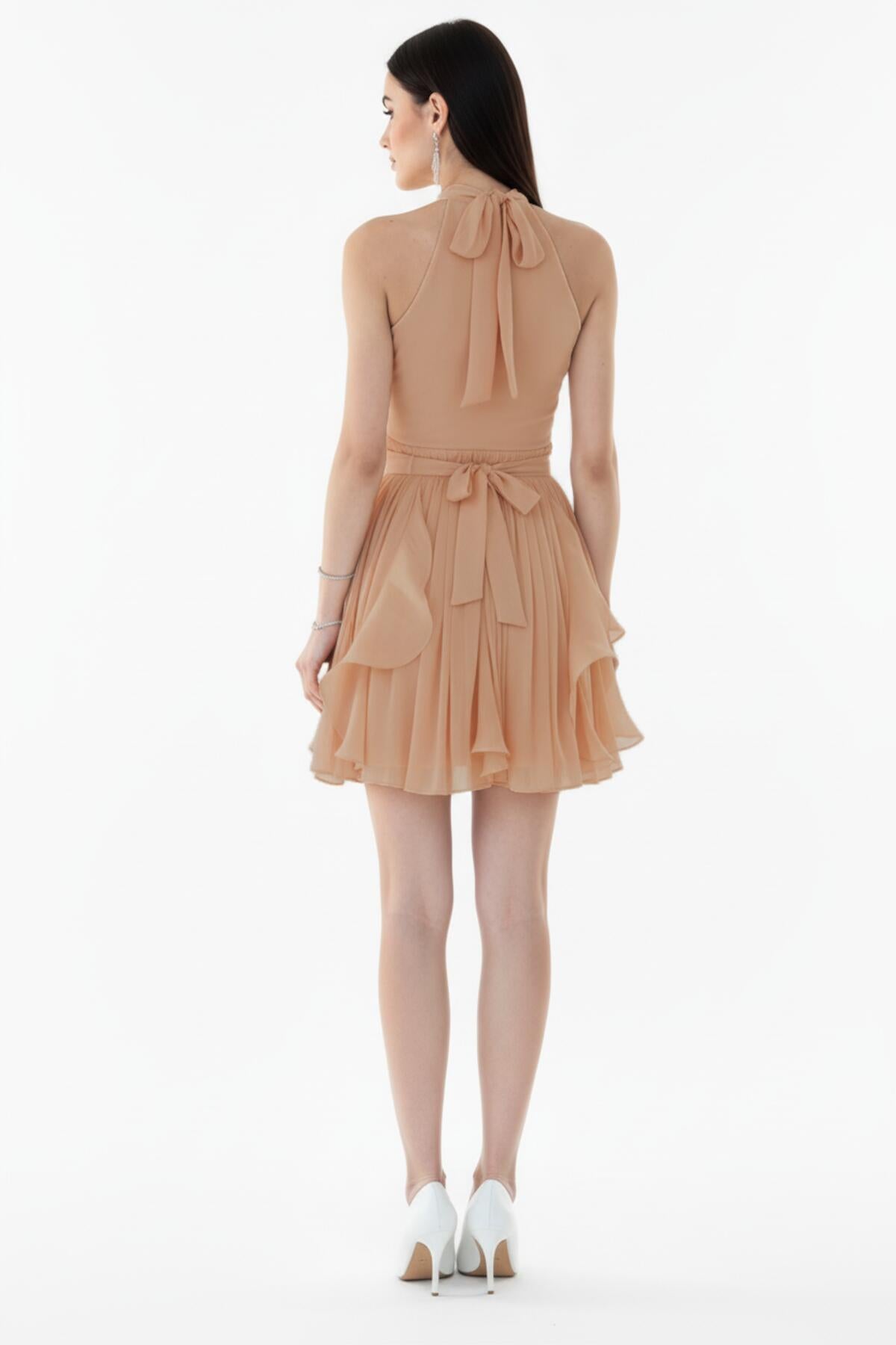 Bouclé Korte Jurk Met Halsstrik — Beige