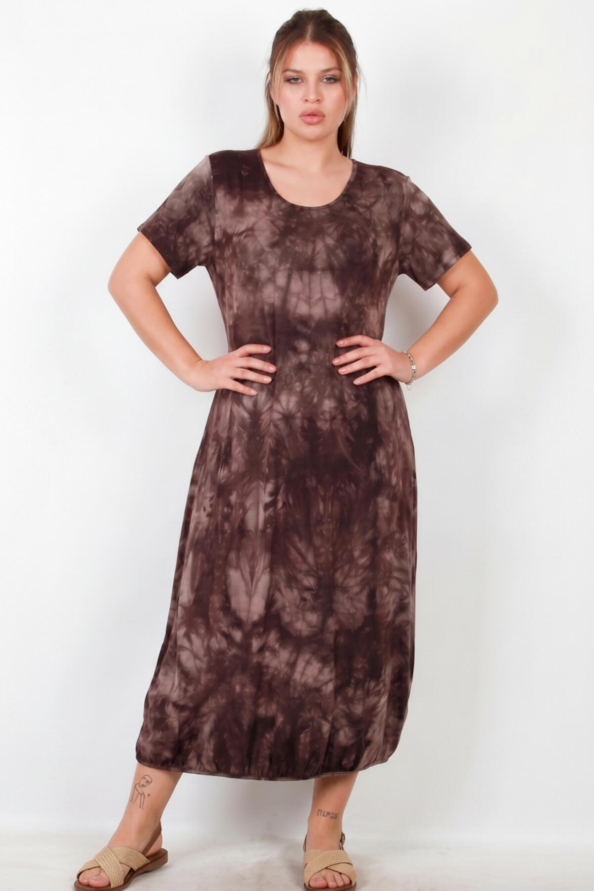 Plus‑Size Korte Mouw Jurk Met Drukknoopdetail — Bruin