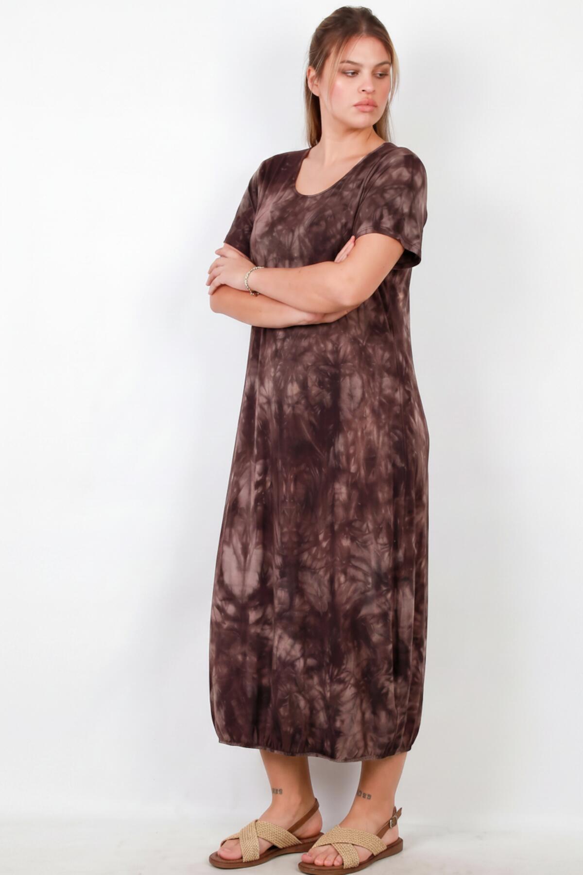 Plus‑Size Korte Mouw Jurk Met Drukknoopdetail — Bruin