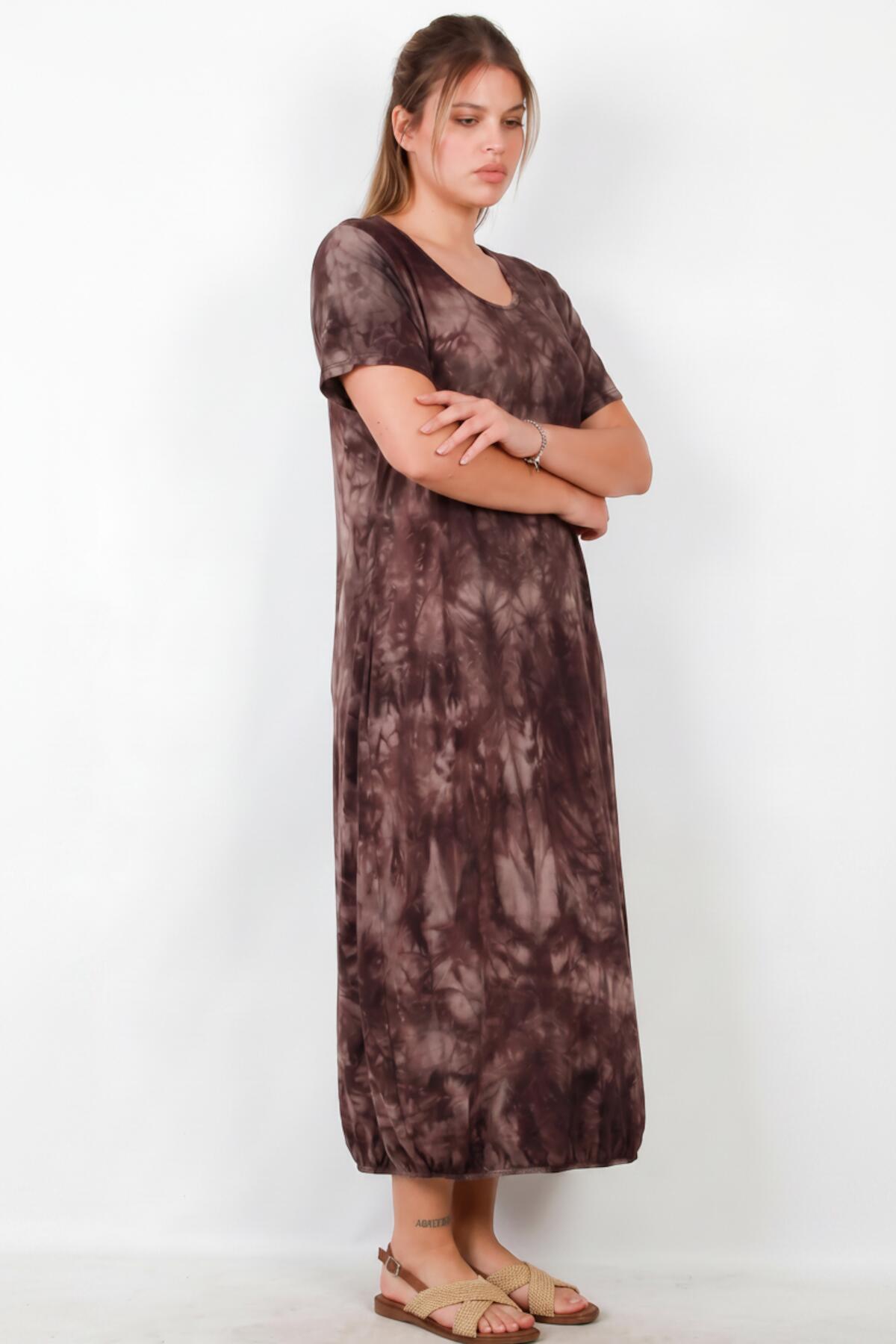 Plus‑Size Korte Mouw Jurk Met Drukknoopdetail — Bruin