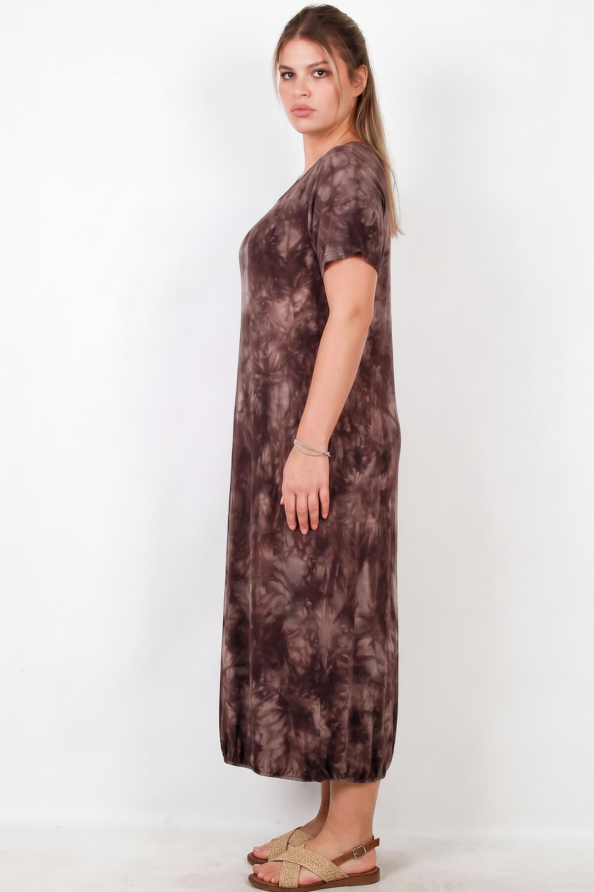 Plus‑Size Korte Mouw Jurk Met Drukknoopdetail — Bruin