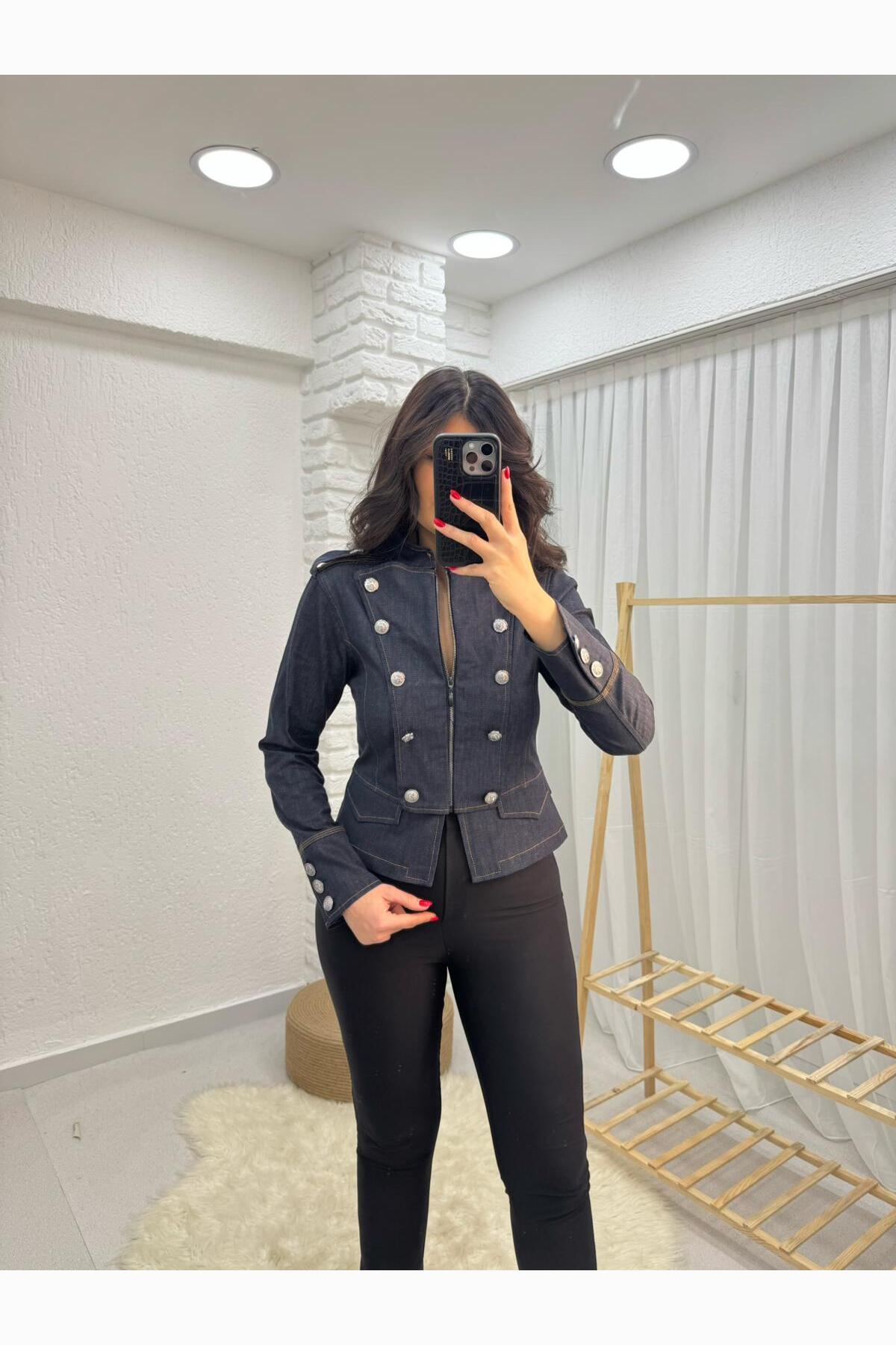 Denimjack Met Opstaande Kraag, Ritssluiting En Knopdetails — Donkerblauw