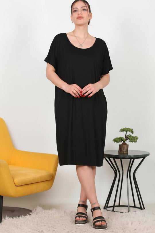 Plus - Size Jurk Met Kangoeroezak En Korte Mouwen — Zwart