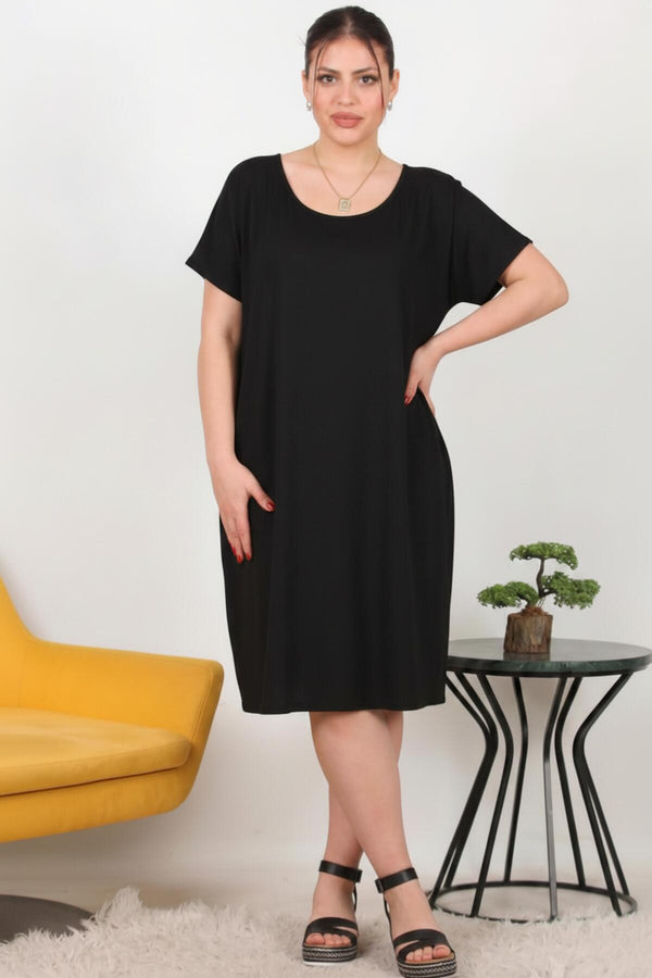 Plus - Size Jurk Met Kangoeroezak En Korte Mouwen — Zwart