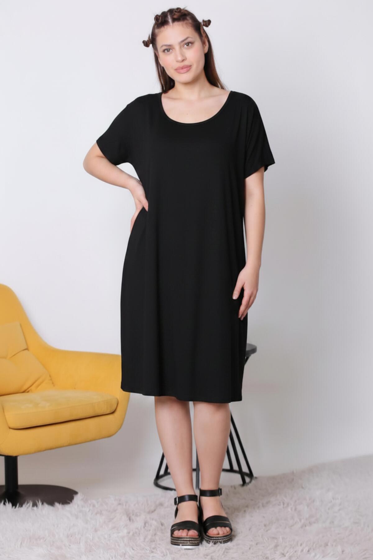 Plus - Size Jurk Met Kangoeroezak En Korte Mouwen — Zwart